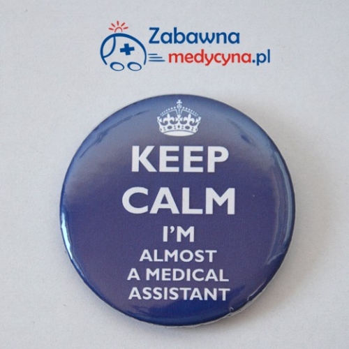 Przypinka Keep Calm I'm a Student Medical Assistant, przypinka dla przysłego opiekuna medycznego, znaczek dla studentów kierunku opiekuna medycznego, gadżet dla opiekuna medycznego, prawie jestem opiekunem medycznym.