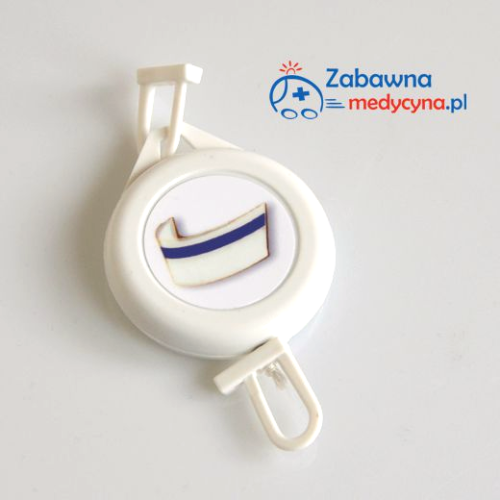 Biały ski-pass z motywem czepka dla opiekunów medycznych