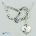 Naszyjnik przekładany stetoskop z sercem tani naszyjnik lekarki z serduszkiem i słuchawką lekarską hit srebrny kolor naszyjnika przeplatanego cieńki łańcuszek stetoskop