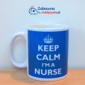 Kultowy kubek KEEP CALM IM A NURSE z tłem w kolorze niebieskim. Gadżet dla pielęgniarki, kubek dla pielęgniarki.