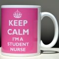 Kubek KEEP CALM IM A STUDENT NURSE z różowym tłem. Kubek dla studentek pielęgniarstwa, gadżet dla studentów pielęgniarstwa.