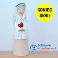 Ceramiczny anioł opiekun medyczny z sercem, figurka opiekun medyczny, prezent dla opiekuna medycznego, aniołek opiekun medyczny, anioł z ceramiki, podziękowanie dla opiekunów medycznych, elegancki prezent dla opiekuna medycznego