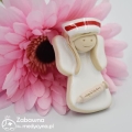 Mały ceramiczny anioł położna ze strzykawką oraz czepkiem z czerwonym paskiem, figurka położna, prezent dla położnej, aniołek położna, anioł z ceramiki, podziękowanie dla położnych, elegancki prezent dla położnych, położna, anioł położna