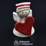 Ceramiczny anioł na prezent dla położnej z serduchem