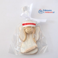 Mały ceramiczny anioł położna ze strzykawką oraz czepkiem z czerwonym paskiem, figurka położna, prezent dla położnej, aniołek położna, anioł z ceramiki, podziękowanie dla położnych, elegancki prezent dla położnych.