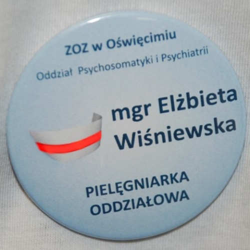 Identyfikator dla położnej z przypinką z czerwonym pasku. Identyfikator do szpitala dla położnej, identyfikator jest łatwy do czyszczenia:)