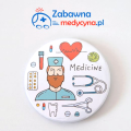 Przypinka z serii "ZABAWNA MEDYCYNKA" z wizerunkiem lekarza, przypinka dla lekarza, przypinka dla medyka, znaczek dla medyka, gadżet medyczny, gadżet dla medyka