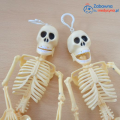 Szkielet z ruchomymi częściami, szkielecik, szkielet z plastiku, gadżet szkielet.