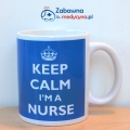 Kultowy kubek KEEP CALM IM A NURSE z tłem w kolorze niebieskim. Gadżet dla pielęgniarki, kubek dla pielęgniarki, jestem pielęgniarką.