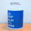 Kultowy kubek KEEP CALM IM A NURSE z tłem w kolorze niebieskim. Gadżet dla pielęgniarki, kubek dla pielęgniarki.