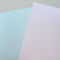 Błyszczący papier, na którym umieszczona jest każda karta