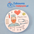 Przypinka z serii "ZABAWNA MEDYCYNKA" z wizerunkiem lekarza, przypinka dla lekarza, przypinka dla medyka, znaczek dla medyka, gadżet medyczny, gadżet dla medyka