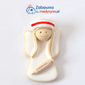 Mały ceramiczny anioł położna ze strzykawką oraz czepkiem z czerwonym paskiem, figurka położna, prezent dla położnej, aniołek położna, anioł z ceramiki, podziękowanie dla położnych, elegancki prezent dla położnych.