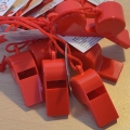 Czerwony plastikowy gwizdek, gwizdek na strajk.