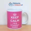 Kubek KEEP CALM IM A STUDENT NURSE z różowym tłem. Kubek dla studentek pielęgniarstwa, gadżet dla studentów pielęgniarstwa.