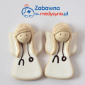 Mały ceramiczny anioł lekarka ze stetoskopem, figurka lekarka, prezent dla lekarki, aniołek lekarka, anioł z ceramiki, podziękowanie dla lekarza, elegancki prezent dla lekarzy.