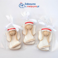 Mały ceramiczny anioł położna ze strzykawką oraz czepkiem z czerwonym paskiem, figurka położna, prezent dla położnej, aniołek położna, anioł z ceramiki, podziękowanie dla położnych, elegancki prezent dla położnych.