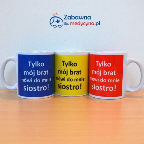 Kubek "Tylko mój brat mówi do mnie siostro!". Do wyboru tło w kolorze: niebieskim, czerwonym i żółtym. tylko mój brat, siostra, pielęgniarka, nurse, pielęgniarstwo, studentka pielęgniarstwa, pielęgniarz, szpital, strzykawka, eskulap