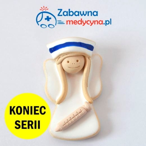 Mały ceramiczny anioł opiekun medyczny ze strzykawką oraz czepkiem z niebieskim paskiem, figurka opiekun medyczny, prezent dla opiekuna medycznego, aniołek opiekun medyczny, podziękowanie dla opiekunów medycznych.