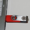 Pamięć USB 4 GB wpięta do laptopa.