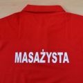 Koszulka polo dla masażysty. Kolor czerwony 30. Odzież dla masażystów, koszulka z nadrukiem dla masażysty.