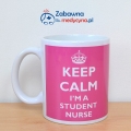 Kubek KEEP CALM IM A STUDENT NURSE z różowym tłem. Kubek dla studentek pielęgniarstwa, gadżet dla studentów pielęgniarstwa.