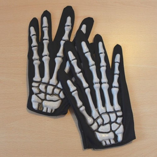 Anatomiczne rękawiczki to nie tylko doskonały upominek do przebrania na halloween, mogą posłużyć także do pozoracji i symulować złamanie poszczególnego palca;)