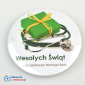 Świąteczna przypinka dla medyka ze stetoskopem i życzeniami wesołych świąt
